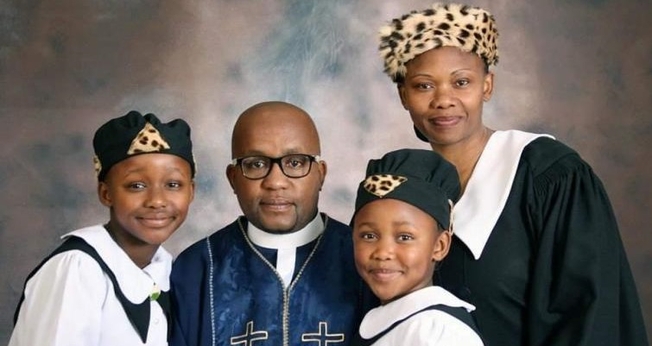 O pastor Bassie Jackals e sua família. (Foto: Reprodução/Facebook)