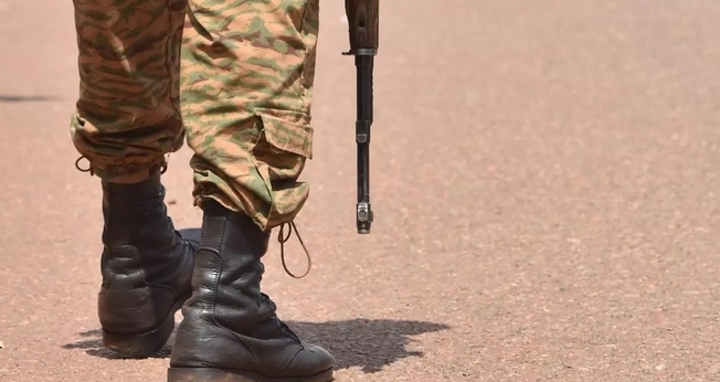 Soldados patrulham Burkina Faso após ataque terrorista em vilarejo. (Foto: Reprodução/AFP) 