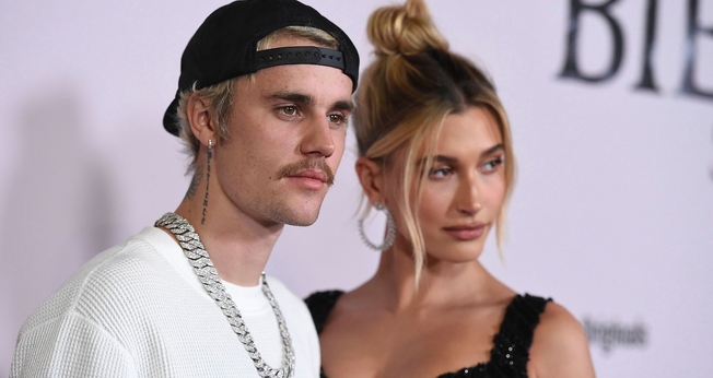 Justin Bieber ao lado da esposa, Hailey Bieber. (Foto: Jordan Strauss/Invision/AP/Shutterstock)