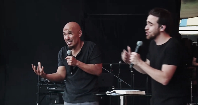 O pastor Francis Chan em ministração no The Send Brasil, no Estádio do Morumbi. (Foto: Reprodução/The Send)