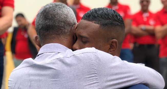 Weldes entrou na água após o filho ser batizado e o abraçou emocionado. (Foto: Luciano Salviano)