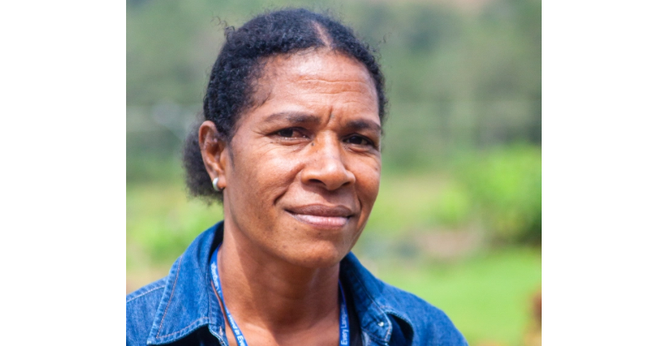 Cyndi Guvama, tradutora da Bíblia em Korafe. (Foto: Reprodução / Stephanie Ernandes)