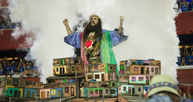 Desfile da Mangueira na Sapucaí usou a figura de Jesus Cristo. (Foto: Júlio César Guimarães/UOL)