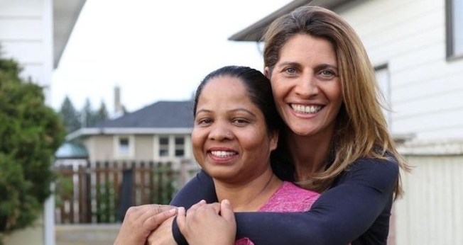Asia Bibi (à esquerda) com a jornalista francesa Anne-Isabelle Tollet. (Foto: Reprodução/Twitter)