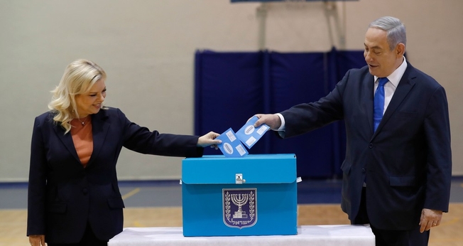 Benjamin Netanyahu, e sua esposa, Sara, votaram nas eleições legislativas de Israel nesta segunda-feira (2). (Foto: Atef Safadi/AP)