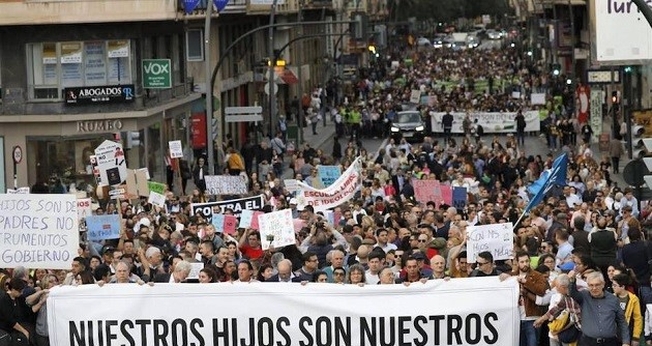 Imagem da marcha dos pais em Múrcia, em 29 de fevereiro. (Foto: Reprodução/CEMU)