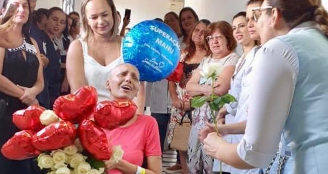 Emanuele Mendes de Marchi foi homenageada por médicos e enfermeiros. (Foto: Hospital Bom Samaritano)