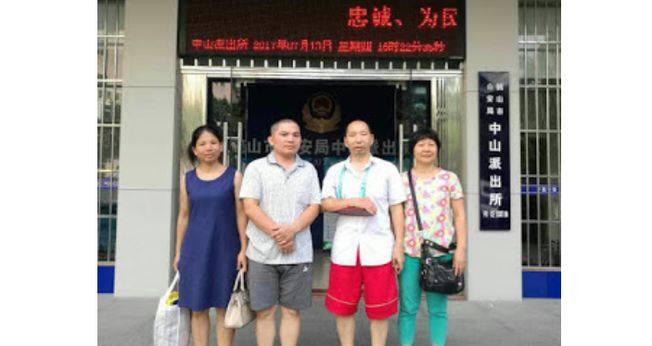 O pastor Li Wanhua (segundo da direita) foi convocado por autoridades policiais sobre informações do coronavírus. (Foto: Reprodução/ChinaAid)