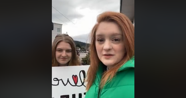Estudantes se manifestaram em oração do lado de fora de clínica de aborto. (Foto: Students for Life of America)