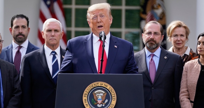 Trump faz pronunciamento oficial sobre coronavírus no jardim da Casa Branca. (Foto: AP Photo/Evan Vucci)