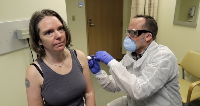 Jennifer foi a primeira voluntária a receber aplicação de teste da vacina contra o coronavírus, nos EUA. (Foto: AP Photo / Ted S. Warren)