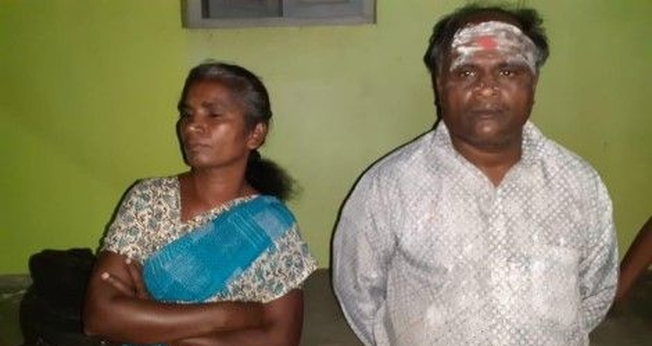 Babu Phinegas e sua esposa Esther, após sofrerem agressões dos nacionalistas hindus. (Foto: Reprodução/CSW)