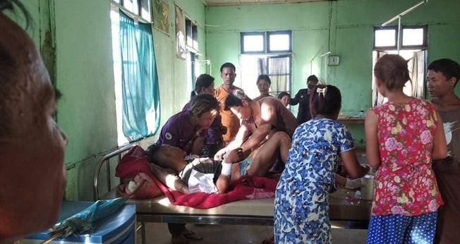 Um jovem cristão ferido recebe tratamento de emergência no hospital, que lutou para lidar com o número de feridos. (Foto: Reprodução / U Lai Pa / Barnabas Fund)