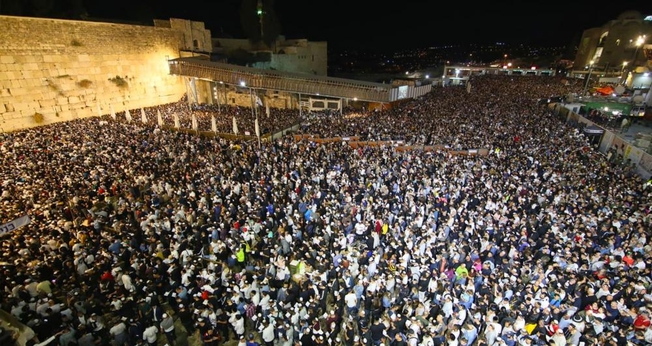 Multidão ora no Muro das Lamentações, em Jerusalém. (Foto: Western Wall Heritage Foundation)