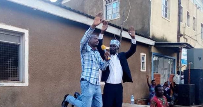 O pastor Stephen Waiswa, do Ministério de Evangelismo Bíblico (Kawempe), leva um imã devoto a Cristo no distrito de Iganga em 10 de março de 2020. (Foto: Reprodução/UGCN)