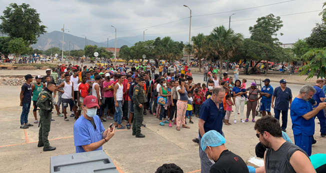 Missionários fazem atendimento médico e distribuem comidas na fronteira da Venezuela com a Colômbia. (Foto: Reprodução/God Reports)