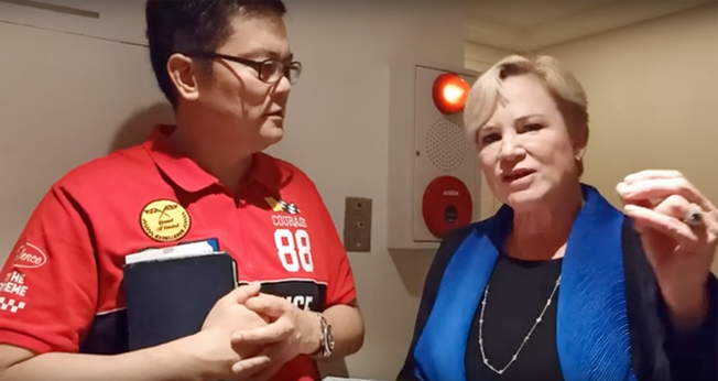 Heidi Baker com o pastor Hiram Pangilinan em Manila em 13 de março de 2020. (Foto: Reprodução/God Reports)