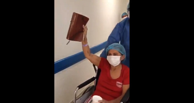 Uma colombiana de 65 anos deixou o hospital expressando gratidão a Deus, após 12 dias na UTI. (Foto: Reprodução)
