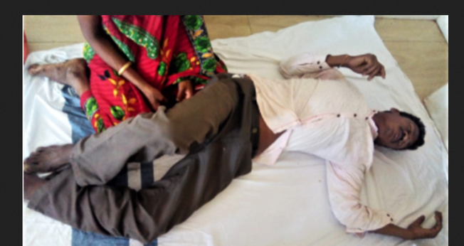 Kama Sodi diante de sua esposa, depois de aldeões animistas o espancarem no estado de Odisha, na Índia. (Foto: Reprodução / Morning Star News)
