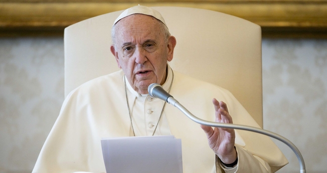 Papa sugere salário mínimo universal por causa do Covid-19. (Foto: Reuters)