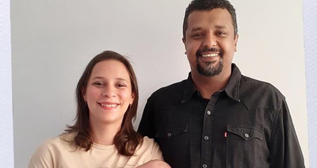 Ariana e Leonardo Werneck seguram nos braços o recém-nascido Emílio. (Foto: CEIZS)