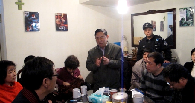 Chineses são assediados dentro de casa. (Foto ilustrativa: Reprodução/RFA)