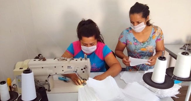 Mulheres costuram máscaras para serem doadas em Nova Veneza (SC). (Foto: Reprodução/Portal Veneza)