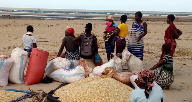 Barcos estão sendo usados para distribuir alimentos na África. (Foto: Missão Mãos Estendidas)