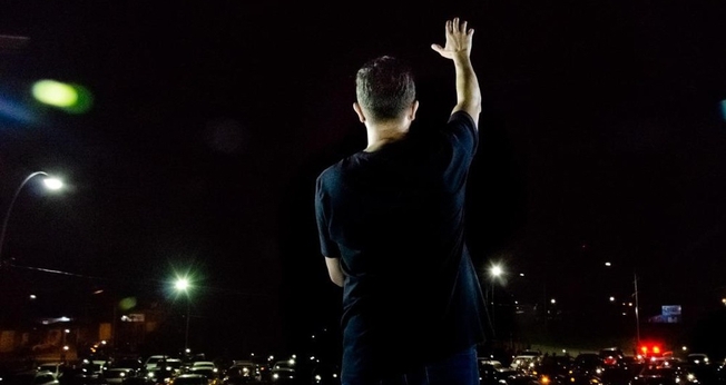 Culto ocorreu em um estacionamento aberto, em uma rodoviária desativada em Bertioga (SP). (Foto: Rocha Eterna)