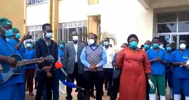 Médicos e ministra de Estado da Atenção Primária à Saúde, Moriku Joyce, comemoram alta de 10 pacientes recuperados da Covid-19 em Entebbe. (Foto: Reprodução/UGCN)