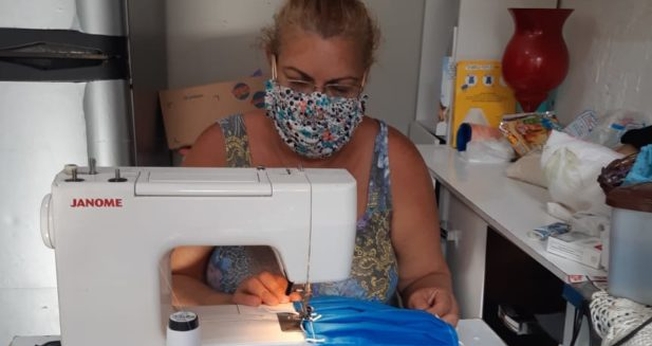 Zenilda produz voluntariamente, em média, 350 máscaras por dia. (Foto: Arquivo pessoal)
