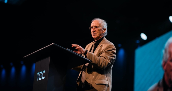 O pastor John Piper fala sobre a relação do coronavírus e a volta de Jesus. (Foto: Desiring God)