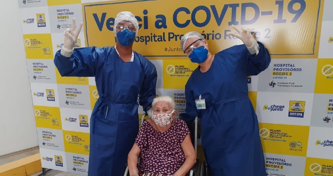 Dona Amara recebeu alta do Hospital Provisório dos Coelhos nessa terça-feira (2). (Foto: Divulgação/PCR)