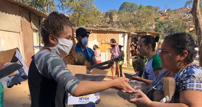 Voluntários cristãos entregam as refeições diariamente. (Foto: Everaldo Carlos)
