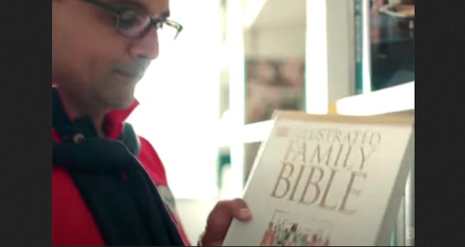 Rahil Patel conheceu Jesus quando folheava uma Bíblia para crianças. (Foto: Reprodução/God Reports)