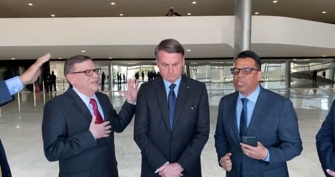Pastores em oração pelo presidente Jair Bolsonaro, em Brasília. (Foto: YouTube/Silas Malafaia)