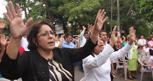 Cristãos evangélicos durante culto em El Salvador. (Foto: Reprodução/CBN News)