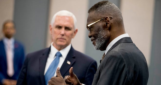 Vice presidente dos EUA, Mike Pence, e o bispo Harry Jackson na Hope Christian Church. (Foto: Andrew Harnik/AP)