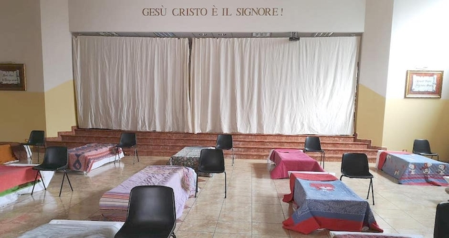Templo da igreja com camas para receber sem-teto. (Foto: Reprodução / Evangelical Focus)