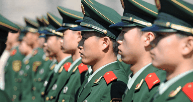 Soldados chineses em guarda na área de Tiananmen durante o 18º Congresso Nacional da China, em Pequim. (Foto: Reprodução/Shutterstock)
