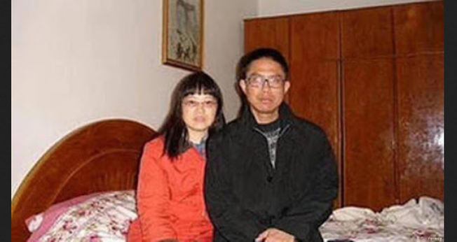 Liu Xianbin com sua esposa, Chen Mingxian, em casa esta noite. (Foto: Reprodução/ChinaAid)