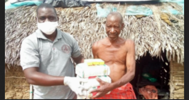 Jonas durante distribuição de alimentos no Quênia. (Foto: Reprodução/TTI)
