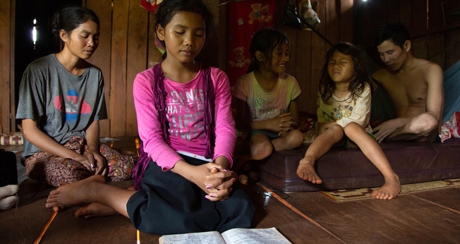 Seo (no canto direito) e sua família passaram a confiavar apenas em Jesus.  (Foto: Reprodução / IMB)