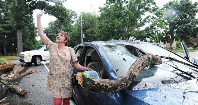 Debby Clish aponta para o céu em agradecimento a Deus, após se livrar de um acidente nos EUA. (Foto: Marc Vasconcellos/The Enterprise)