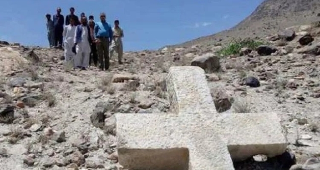 Grupo de moradores posando junto à cruz antiga no Paquistão. (Foto: Reprodução / Pamir Times)