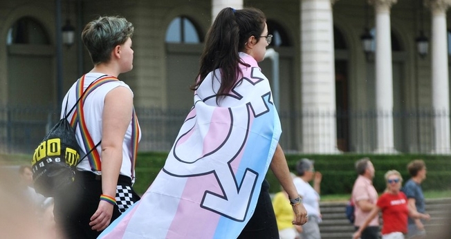 Ativistas durante marcha do Orgulho LGBT. (Foto: Delia Giandeini / Unsplash)