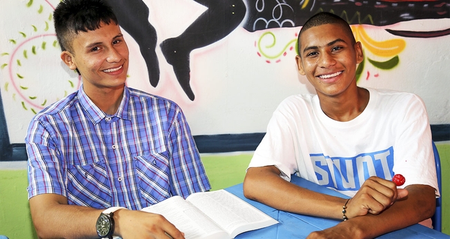 Hoje Mateo [à esquerda] influencia outros jovens de sua comunidade a conhecer Jesus. (Foto: Reprodução / Compassion)