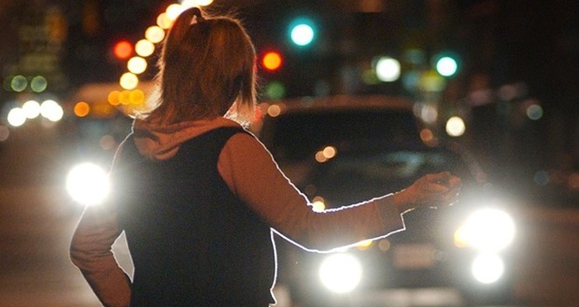 Mulher sinaliza para motoristas em avenida da Alemanha. (Foto: Mark van Manen/Postmedia News)