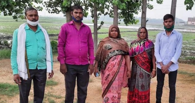 Família do Rev. Vikas Gupta ameaçada em uma vila remota no distrito de Azamgarh, Uttar Pradesh, em 2 de julho. (Foto: Reprodução / Asia News)