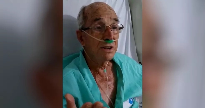 Paciente Gabriel Teixeira cantando no hospital de Itumbiara. (Foto: Reprodução/TV Anhanguera)